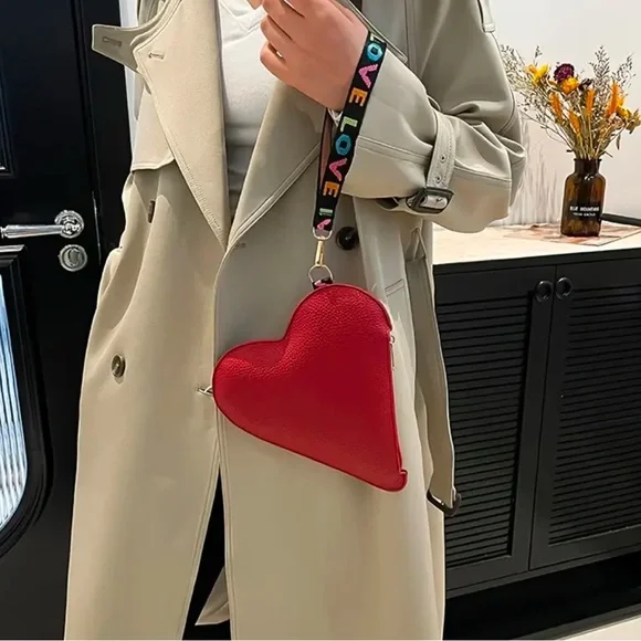 NWT! New cute mini heart-shaped handbag for women - Love coin purse. - Picture 2 of 3